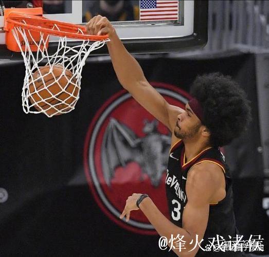 奎塔持球杀入内线双手砸扣，扣篮完成前还吐出舌头庆祝